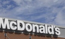 Шефът на McDonald's се оттегли заради връзка със служителка