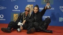 Швейцарската рапърка Лоредана и германската й колежка Жужу по време на Европейските музикални награди на МТВ в Севиля.