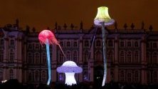 Илюминации на площад &quot;Дворцовая&quot; на ежегодното светлинно шоу в Санкт Петербург.