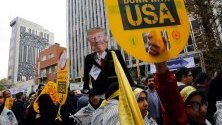 Протест срещу САЩ в Техеран по повод 40-тата годишнина от превземането на американското посолство. Ирански студенти окупират посолството на 4 ноември 1979 г., след като Вашингтон дава разрешение на иранския шах да бъде хоспитализиран в САЩ. Над 50 дипломати са държани заложници 444 дни.