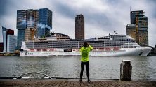 Круизният кораб MSC Grandiosa пристига в пристанището на Ротердам, Холандия. Според собственика на кораба, той е най-екоориентираният и иновативен лайнер в света.