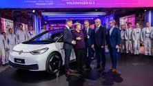 Германският канцлер Ангела Меркел, премиерът на Саксония Михаел Кречмер и шефът на Флоксваген Херберт Дайс пред автомобил ID.3 дават старт на производството на нови ямодел в завода в Цвикау.