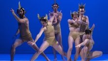 Танцьори от Eva Duda Dance Company по време на изпълнение за 10-тата годишнина на трупата в Будапеща.