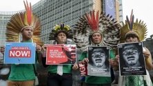 Лидери на бразилски племенни общности позират с портрети на Пауло Паулиньо Гуахахара пред централата на Еврокомисията в Брюксел. Гаухахара е екоактивист, убит от незаконни дървосекачи в Амазонската гора.