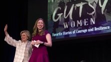 Бившият държавен секретар на САЩ и първа дама Хилари Клинтън и дъщеря й Челси представят книгата си &quot;The Book of Gutsy Women&quot; в Лос Анджелис. 