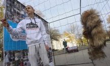Протестиращи влязоха за седмица в клетка пред Народното събрание срещу фермите за кожи