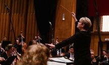 Жена дирижира оркестъра на Виенското радио за първи път