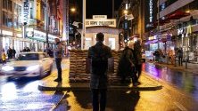 Чекпойнт Чарли в днешен Берлин - светът отбелязва 30-та годишнина от падането на Берлинската стена.