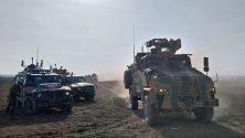 Турски и руски военни патрулират съвместно в Северна Сирия.
