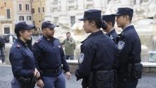 Китайски полицаи започват да патрулират съвместно с италианските в центъра на Рим. Триседмичните патрули са с цел оказване на помощ на китайските туристи.