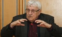 Проф. Пантев пред ТОПНОВИНИ: И след 10 ноември се появи социалната пропаст между хората на подиумите и аплодиращите
