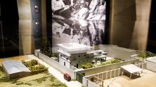 Модел на сградата, където беше убит Осама Бин Ладен при акция на американските части, показан в нова изложба &quot;Залавянето на Бин Ладен&quot; в музея, посветен на атентата от 11 септември 2001 г. в Ню Йорк.