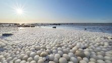 Хиляди ледени топки с формата на яйце се изсипаха върху плаж във Финландия, някои колкото футболни топки.