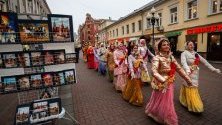 Членове на руската религиозна секта Международно общество за Кришна съзнание танцуват по улиците на стария Арбат в Москва.