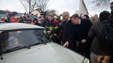 Баварският вътрешен министър Йоахим Херман посреща трабантчета, преминаващи границата между двете Германии в музея в Мьодларойт, Германия.
