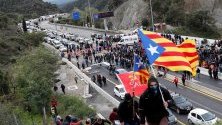 Протестиращи, искащи независимост на Каталуния, са блокирали път край Хирона, Испания. Демонстрантите искат освобождаване на техните лидери от затвора.