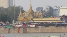 Състезание с лодки по време на годишния Воден фестивал по река Тонле Сап пред кралския дворец в Пном Пен, Камбоджа.