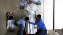 Тайландци подготвят статуя на папа Франциск пред болница в Банкок, Тайланд. Светият отец ще посети страната от 20 ноември по случай 350-тата годишнина от основаването на Мисията на Сиам. Папата е първият, който идва в Тайланд след 40 години.