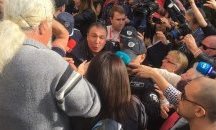 С белезници, под конвой и сред хаос кметът на Несебър полага клетва