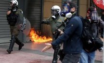 Гръцката полиция използва сълзотворен газ срещу студенти в Атина