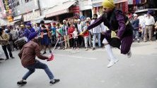 Вярващи изпълняват гатка - бойно изкуство на сикхите, по време на процесия в Амритсар, Индия. Сикхите по света честват 550 г. от раждането на гуру Нанак Дев Джи - основател на сикхизма.