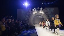 Деца-модели дефилират на подиума за модна къща Ван Монфе по време на Седмицата на детската мода в Пекин, Китай.