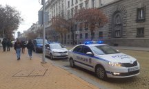 Проверяват сигнал за бомба в парламента
