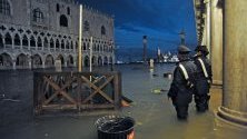 Висока вода е заляла площад &quot;Сан Марко&quot; във Венеция. Нивото достигна 1,87 м. над морското равнище.