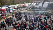 Каталунски протестиращи продължават с блокадата на магистрала край Хирона.