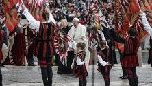 Папа Франциск пристига за седмичната си аудиенция на пл. "Свети Петър" във Ватикана.