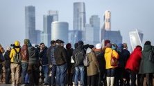Московчани се любуват на гледката на небостъргачи, издигащи се в бизнес центъра в Москва.