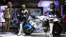 Модели, облечени като герои от онлайн играта `Genshin Impact`, позират по време на годишното гейминг изложение G-Star Global Game Exhibition в Бусан, Южна Корея.