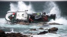 Рибарският кораб &quot;Дивина дел Мар&quot; е преобърнат от вълните и силните ветрове край Коруна, Галисия, Испания. Бурите продължават да бушуват в региона.