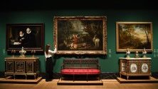 Куратор разглежда картината &quot;Пейзаж със Свети Георги и Змея&quot; от Рубенс, част от изложбата &quot;eorge IV: Art &amp; Spectacle&quot; в Бъкингамския дворец в Лондон, която отваря врати днес.