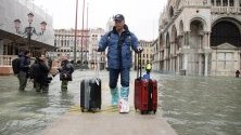 Турист сред високите води във Венеция. Градът затвори площад &quot;Сан Марко&quot; заради наводненията - вторите най-големи в историята.