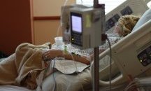 Лекарка отряза пръста на труп заради диамантен пръстен