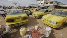 Жълти таксита на таксиметрова стоянка в Монровия, Либерия. Такситата в Либерия и съседните държави са най-разпространената форма на транспорт заради недоразвитата система на обществения транспорт. 10 км превоз с такси струват 1,80 евро.