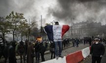 Повече от 60 задържани в протеста на „жълтите жилетки” в Париж