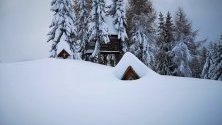 Курортът Cima Fertazza затрупан със сняг в Доломитите, Северна Италия. Цялата страна е обхваната от лошо време.