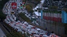 Блокирана магистрала в Техеран от протестиращи с автомобилите си заради ръста на цените на горивата.