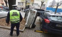 Шофьор си освободи място като обърна друг автомобил