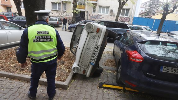 Шофьор си освободи място като обърна друг автомобил