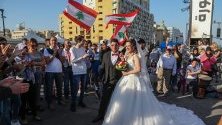 Ливански младоженци на площада в центъра на Бейрут, обградени от протестиращи. Демонстрациите, започнали преди месец, са срещу правителството на премиера Саад Харири.