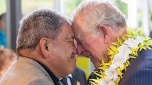 Принц Чарлз получава традиционен поздрав от старейшина по време на посещение в Оукланд. Принц Чарлз е в Нова Зеландия на едноседмична визита.
