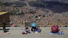 Улични търговци в близост до мястото на протестите в Ел Алто, Боливия. Страната се раздира от протести след изборните резултати. Седмица след оставката на президента Ево Моралес негови привърженици протестират срещу временното правителство.