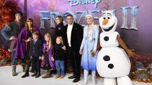 Британският режисьор Гай Ричи, съпругата му Жаки Ансли и децата им позират с характери от филма "Замръзналото кралство 2" по време на примиерата на лентата в Лондон.