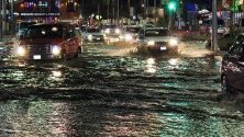 Проливни дъждове причиниха наводнения в Лос Кабос, Мексико. Лошото време е причинено от урагана Раймонд, минаващ на 400 км от крайбрежието.