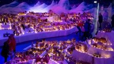 Хора разглеждат най-големия град от джинджифилови бисквити в Берген, Норвегия. Той се издига всяка година преди Коледа.