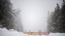 Блокиран път в Източен Тирол, Австрия. Множество пътища са затворени в Каринтия, Зацбург и Тирол, заради снеговалежите, придружени с лавини и свлачища.