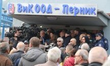 Перничани опитаха да нахлуят в сградата на ВиК (ОБНОВЕНА)